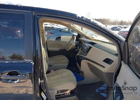 2011 Toyota Sienna Base V6 из США, поврежденный, VIN 5TDZK3DC5BS153819